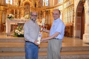 L'Associació d'Antics Alumnes de La Salle lliura el ciri pasqual commemoratiu del seu 60 aniversari a la Casa Sant Josep