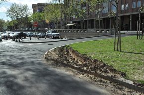 El pas de diversos vehicles de gran tonatge provoca desperfectes a la zona enjardinada de la nova rotonda de l'antiga N-340