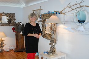L'artista Micheline Demanet presenta "La mar com un espill" al Club Nàutic, una original mostra d'escultures de fusta 