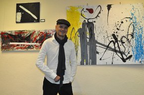 El cambrilenc Aitor Longas Bosque inaugura la colorista exposició de pintura "Jo miro, tu també"