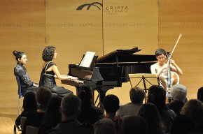 El concert benèfic de les germanes Janine i Marta Capella omple La Cripta