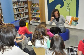 Contes per a la canalla explicats en anglès, a la Biblioteca Municipal
