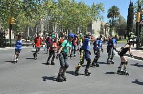 Més de 300 patinadors participen en una patinada popular que recorre les poblacions de Salou, Vila-seca i Cambrils