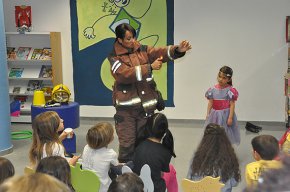 Es presenta "La Clàudia i el seu casc de bombera", un conte infantil de la riudomenca Carme Romero