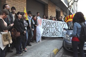 Una trentena de persones es concentren davant la seu del PP local en protesta per la sentència del TSJC