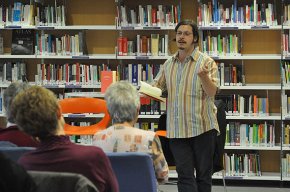 Josep Pedrals presenta el seu llibre de poesia "El romanço d'Anna Tirant", a la Biblioteca Municipal 