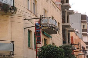 Cau un cable d'una línia elèctrica de baixa tensió al carrer de Ramon Berenguer IV