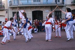 El Ball de Bastons de Cambrils actúa a la diada bastonera del barri de Gràcia i a la Fira d'Oficis i Costums d'Orpesa