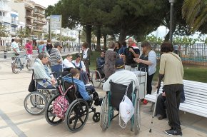 Un grup de persones amb discapacitat coneixen el port de Cambrils a través de la Ruta dels Sentits