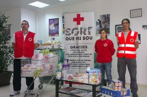 El PSC de Cambrils lliura a la Creu Roja els productes recollits amb els diners de la jornada solidària de Sant Jordi