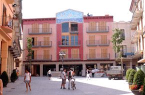 El nedador de la pau presideix la plaça dEspanya