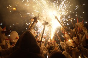 La Colla Infantil del Ball de Diables Els Cagarrieres actuen a la Festa Major de Sant Isidre de l'Almoster