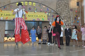 Els alumnes de l'escola Joan Ardèvol presenten l'obra de teatre "Charlie i la fàbrica de xocolata"