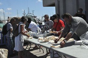 La Confraria serveix unes 300 racions en la sardinada popular de les Jornades Gastronòmiques del Peix Blau