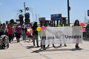 Mans Unides organitza una Marxa Solidària, des del port al parc del Pinaret, i recapta uns 1.500 euros