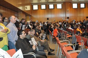 El govern municipal no accepta retirar l'ERO enmig d'una nova sessió de protestes i de tensió al ple