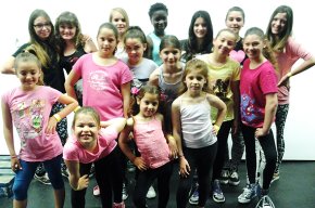 Setze xiquetes de l'Associació de Dones Clara Campoamor de Nou Cambrils actuen a la 26a edició del festival Fes Dansa