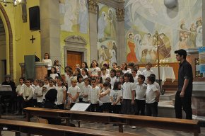 Els cors de l'Escola Municipal de Música actuen a la parròquia de Santa Maria en el concert de final de curs