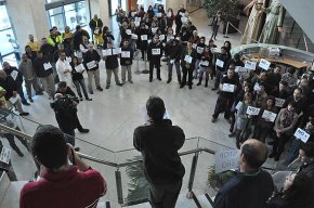 El col·lectiu de treballadors afectats per l'ERO critica la "consciència social" de l'equip de govern
