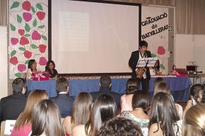 Els alumnes de 2n de batxillerat de l'institut Cambrils celebren el seu acte de graduació