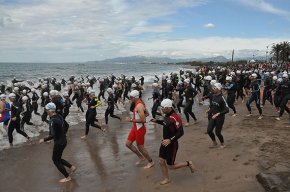 Més de 800 atletes participen en el primer Triatló de Cambrils