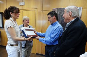 L'Ajuntament lliura una placa a l'empresa Sama pels seus més de 50 anys d'activitat comercial al municipi