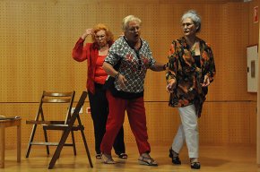 Els usuaris del Casal Municipal de la Gent Gran celebren el final de curs amb una tarda de música i teatre