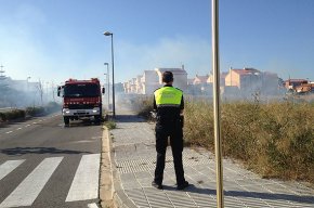 Un incendi crema 400 metres quadrats de matolls en un descampat, al vial del Cavet