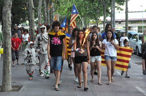Cambrils rep la Flama del Canigó en un ambient més reivindicatiu que mai