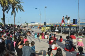 L'espectacle infantil Els Pirates de la Platja omple de canalla el passeig de les Palmeres 