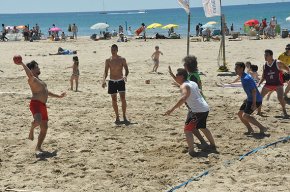 El Club Handbol Cambrils organitza un torneig d'handbol platja
