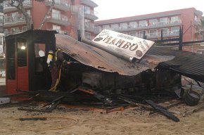 Un incendi calcina el xiringuito Mambo, a la platja del Cap de Sant Pere