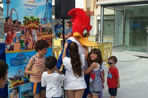 Turisme de Cambrils i PortAventura porten l'espectacle infantil "Woody on Tour" a la plaça del Pòsit