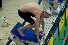 El nedador Pablo Gil del Cambrils Club Natació competeix al campionat d'Espanya aleví