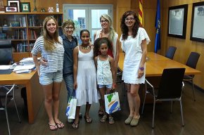 Es fa la recepció a les dues xiquetes sahrauís que passaran l'estiu amb famílies acollidores a Cambrils