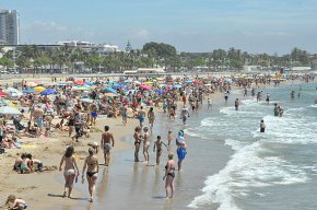 La Policia Local deté quatre carteristes a la platja del Regueral
