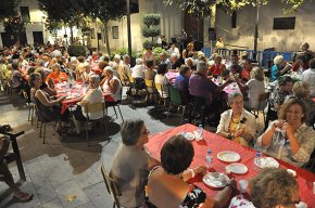 La plaça de l'Església de Sant Pere acull un sopar solidari de la parròquia  