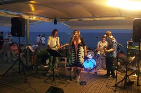 El grup The Souldiers actua al xiringuito Wind