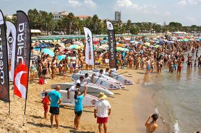 El Club Nàutic organitza la primera edició de la regata de Paddle SUP amb una cinquantena de participants