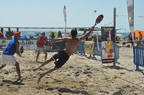 La platja del Regueral, escenari de la segona edició del torneig internacional de tennis platja