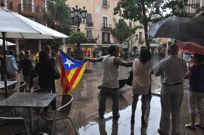 Prop de 200 persones es mullen per la independència en l'assaig de la cadena humana a la plaça de la Vila