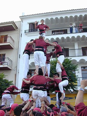 Un grup de castellers preparen una assemblea per reorganitzar els Xiquets de Cambrils