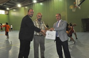L'empresa Jornet&Domaradzka lliura una desena de farmacioles al Club Bàsquet Cambrils