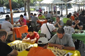 El passeig d'Albert acull la segona edició del Torneig d'Escacs Vila de Cambrils amb prop de 40 escaquistes