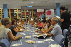 Maridatge de vins i textos literaris al club de lectura adult de la Biblioteca