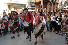 Milers de persones omplen els carrers del Barri Antic durant el cap de setmana per visitar el Mercat Medieval