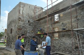S'inicia la segona fase de la restauració de la muralla medieval amb una actuació a l'interior de la Torre del Bou