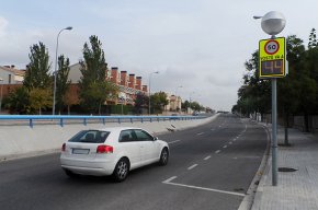 S'instal·la un senyal informatiu per controlar els límits de velocitat al vial del Cavet, prop de l'escola Mas Clariana