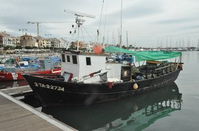 Els bombers rescaten una embarcació de pesca que s'estava enfonsant al moll cambrilenc