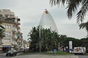 El Comando Llobarro es reivindica penjant estelades al monument de la Vela i al Pi Rodó